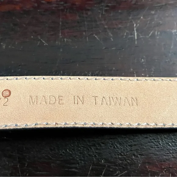 Liz Claiborne gray smooth leather belt with gold tone logo buckle - Picture 4 of 7